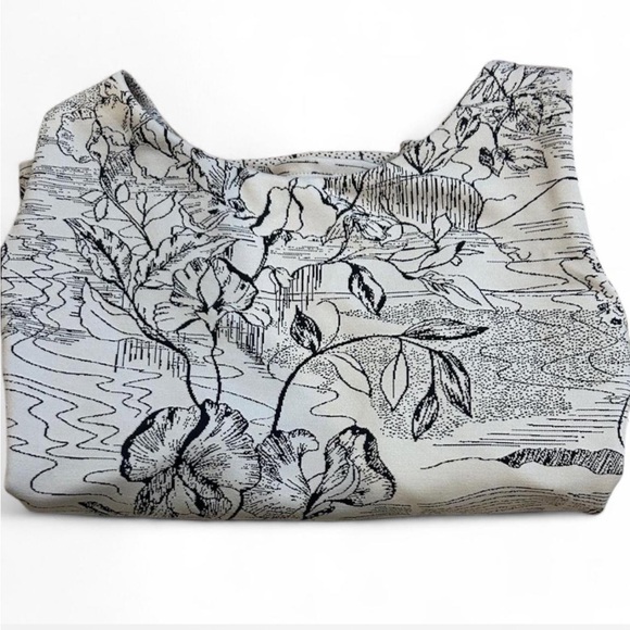 Athleta Black and White Floral Crop Tank Top with shelf bra, size large - Picture 5 of 6